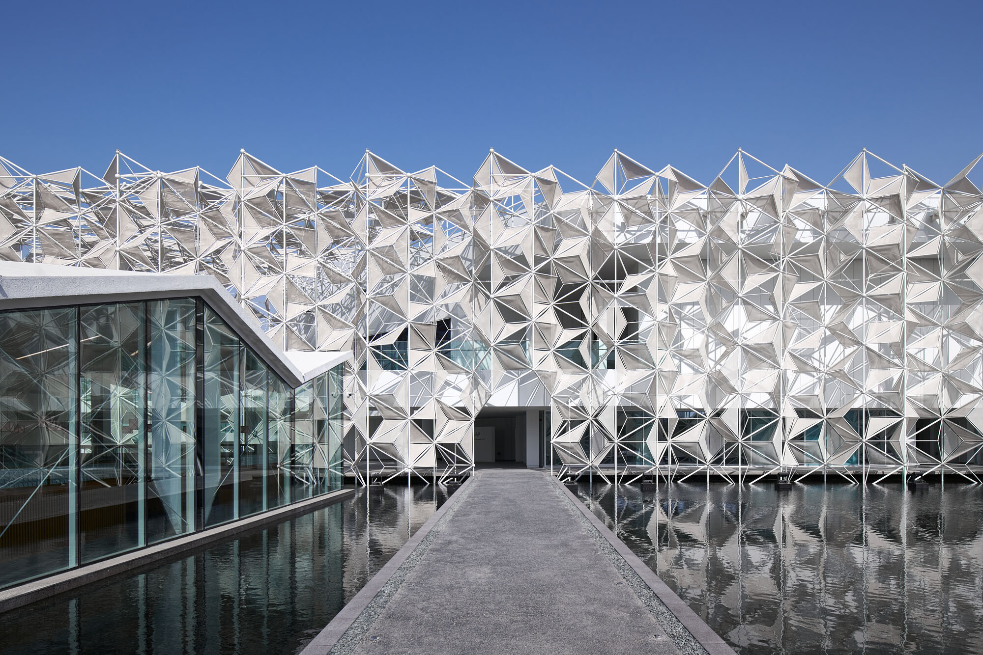 Die Struktur des Pavillons erinnert an Origami und symbolisiert den Respekt anderen gegenüber.
