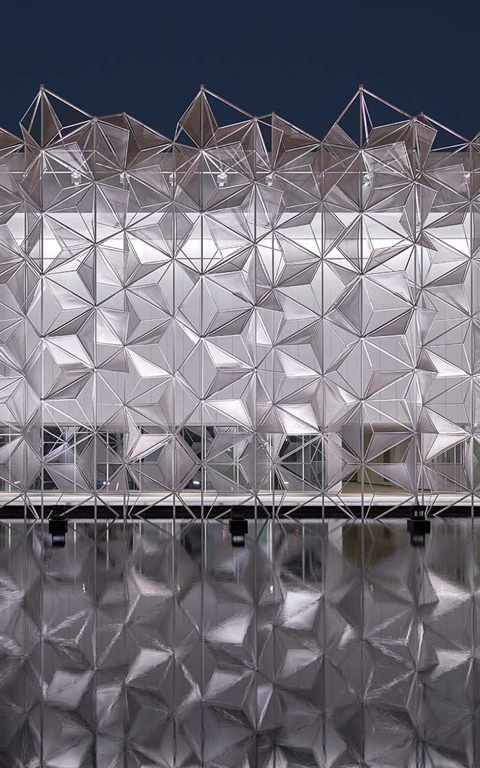 Als Inspiration für die dreidimensionale Fassade dienten Muster aus dem Mittleren Osten und Japan.