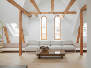 David Thulstrup Studio hat in Kopenhagen eine Maisonettewohnung umgebaut, die mit den offen gelegten Balken sehr behaglich wirkt.