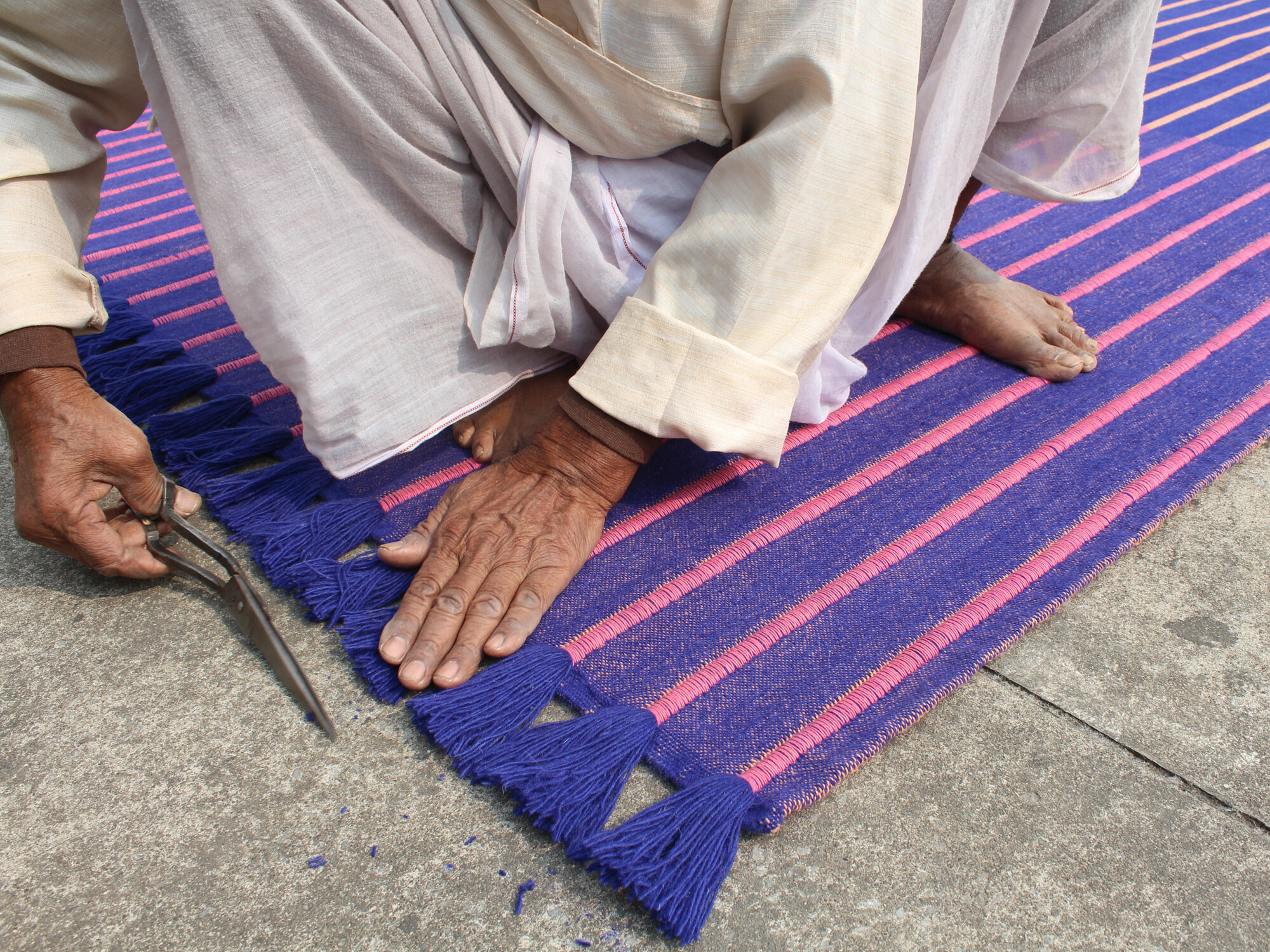 Die Teppichkollektion wird in Indien handgefertigt. Die Teppiche werden aus hochwertiger Wolle gewebt.