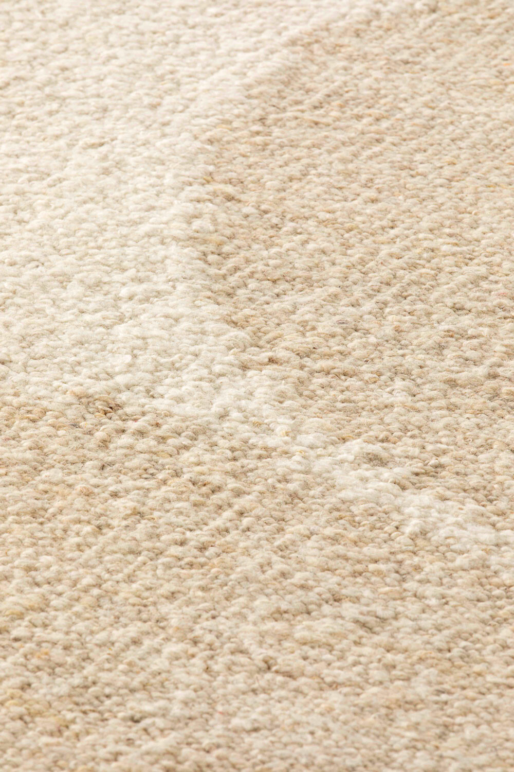 Natural Arty ist in der Farbe Taupe und zwei verschiedenen Größen erhältlich: 170 x 240 cm und 200 x 300 cm.