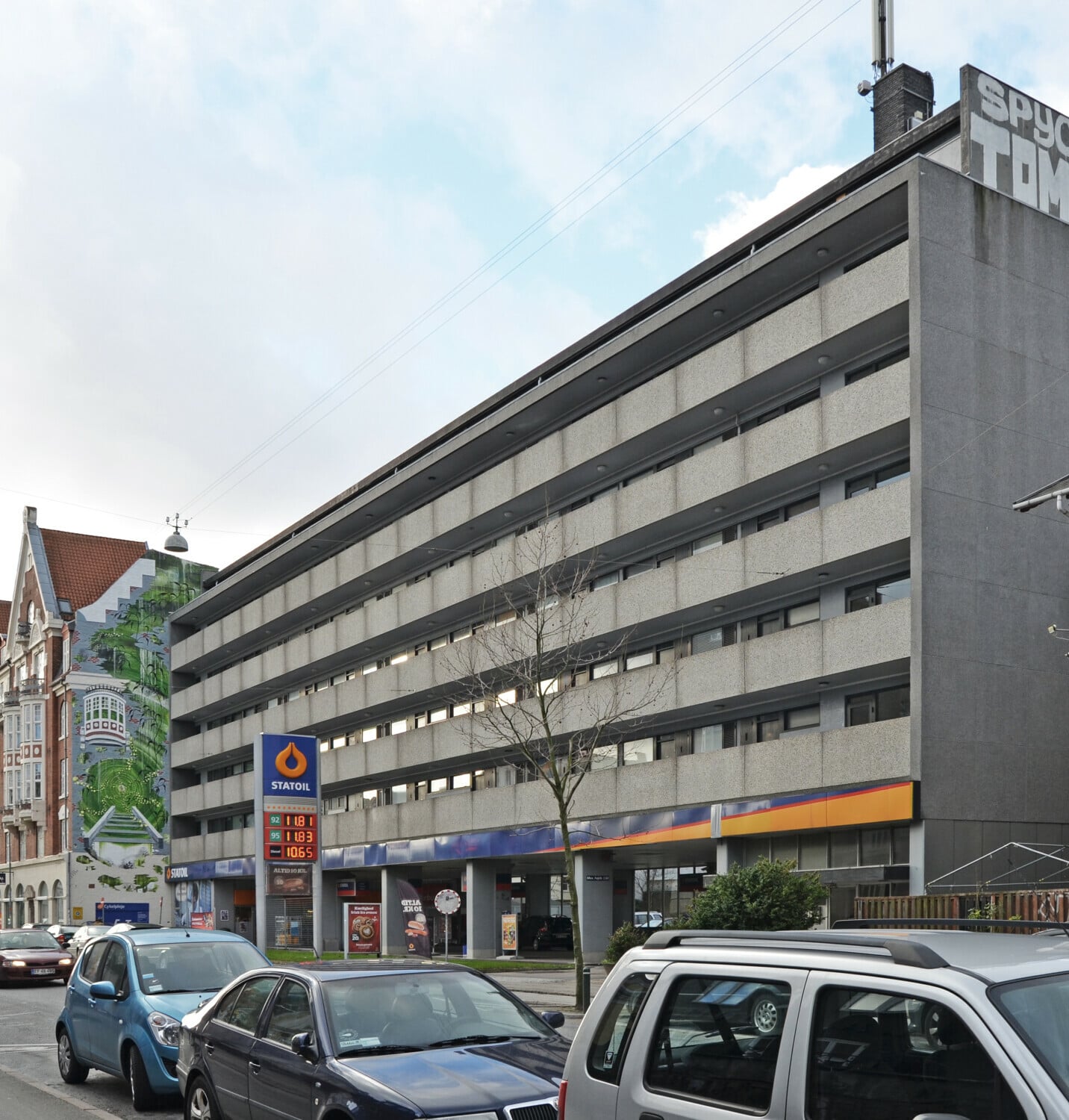 Der 1960er-Jahre-Bau hatte Laubengänge mit Betonbrüstung.