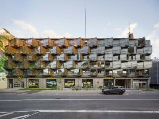 Im dänischen Frederiksberg haben Tegnestuen Lokal aus Kopenhagen eine Wohnhausfassade umgebaut.