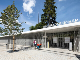 Mit einem einladend gestalteten Vorplatz und sicheren Stellpätze für 402 Fahrräder wartet der Bahnhof Nürnberg nach dem Umbau auf. 