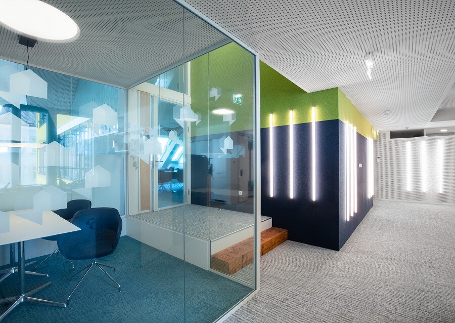 Die Arbeitsbereiche gestalten die Architekten in zurückhaltenden Farben, die Kommunikationszonen sind von unterschiedlichen Farben und Oberflächen geprägt.
