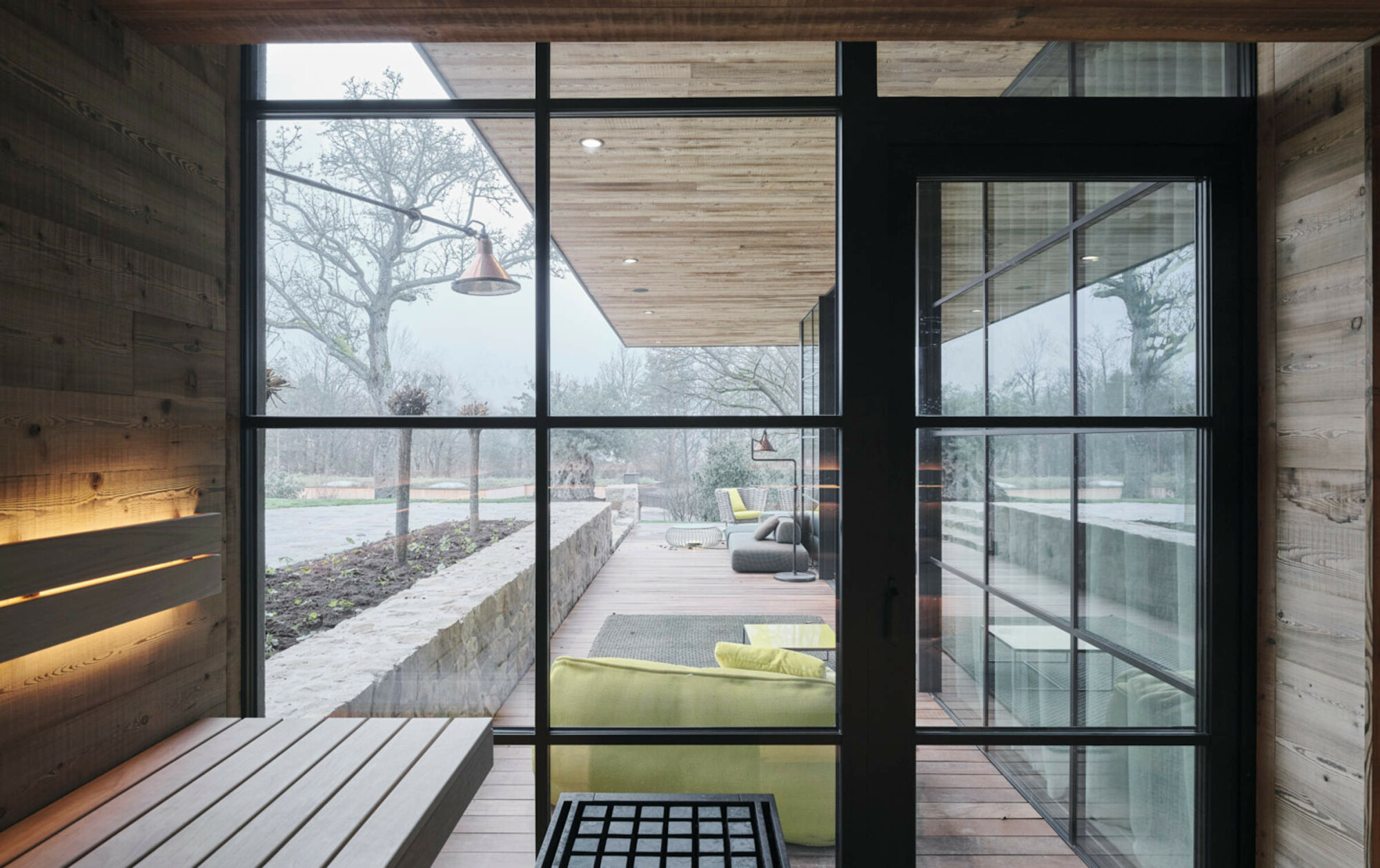 Großflächige Fenster und viel Holz prägen die Räume.