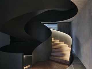 Ein riesiger Garten gehört zu dem ehemaligen Pferdegestüt, das von dem Büro Baukooperative in ein Wohnhaus umgewandelt wurde.