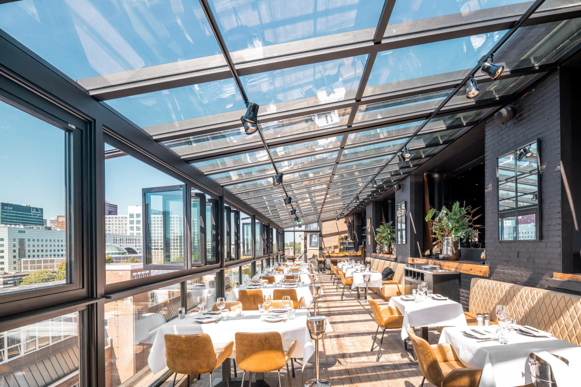 Auf der obersten Etage lockt zudem das Restaurant The Harbour Club mit Speis, Trank und Räumlichkeiten, die eine weite Sicht über Den Haag gewähren.