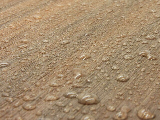 Beispiel WPC: Produkt Ultrashield aus recyceltem Kunststoff, Hartholz und Weichholzfasern, ummantelt von einer speziellen Kunststoffschicht