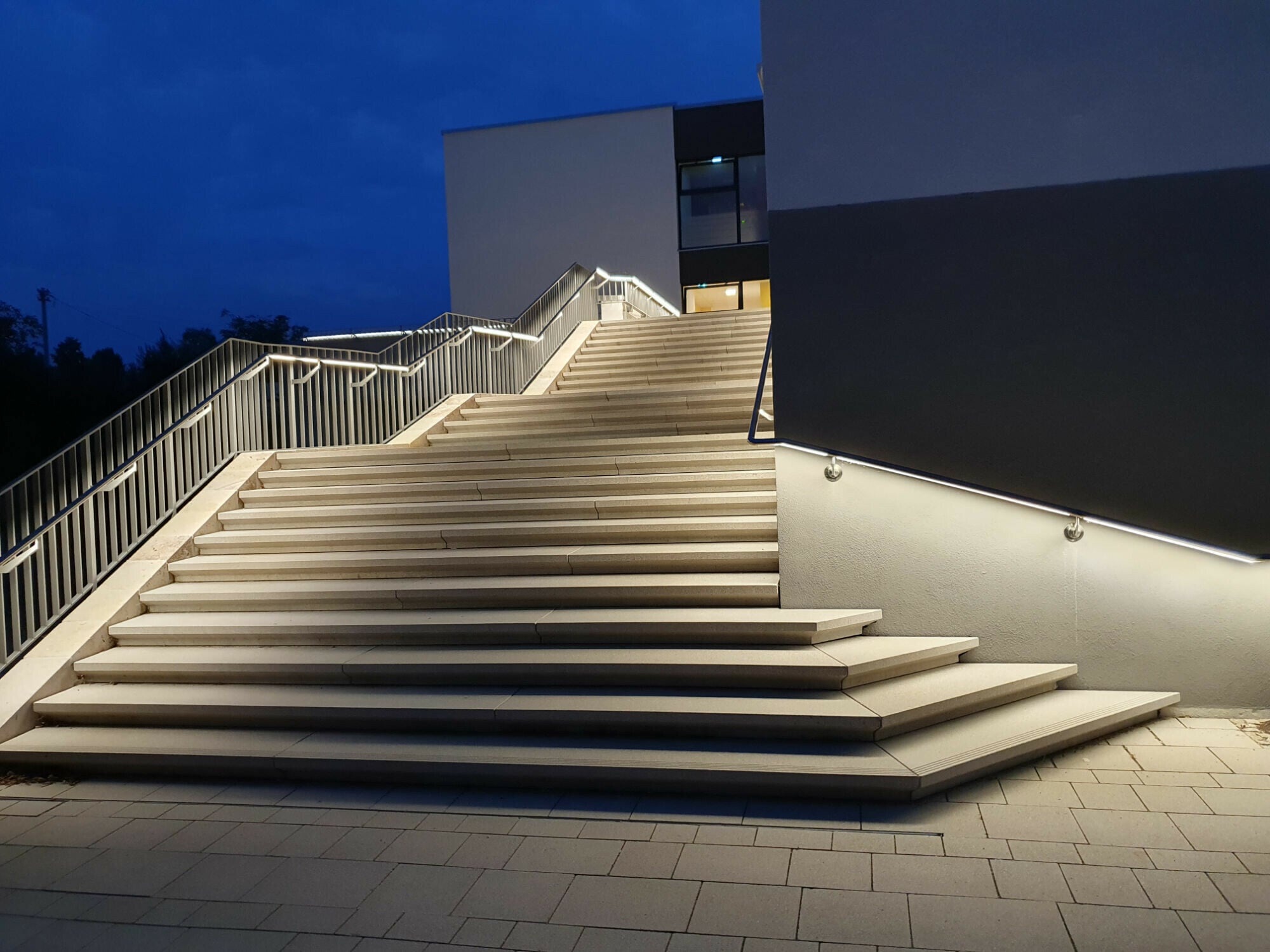 Das Licht-im-Handlauf-System von Lux Glender leuchtet den Treppenlauf homogen aus und sorgt so für mehr Sicherheit.