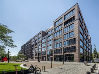Als Auftakt für den Masterplan des neuen Gewerbequartiers I/D Cologne in Köln-Mühlheim sind die ersten zwei Bürogebäude 2021 fertiggestellt worden.
