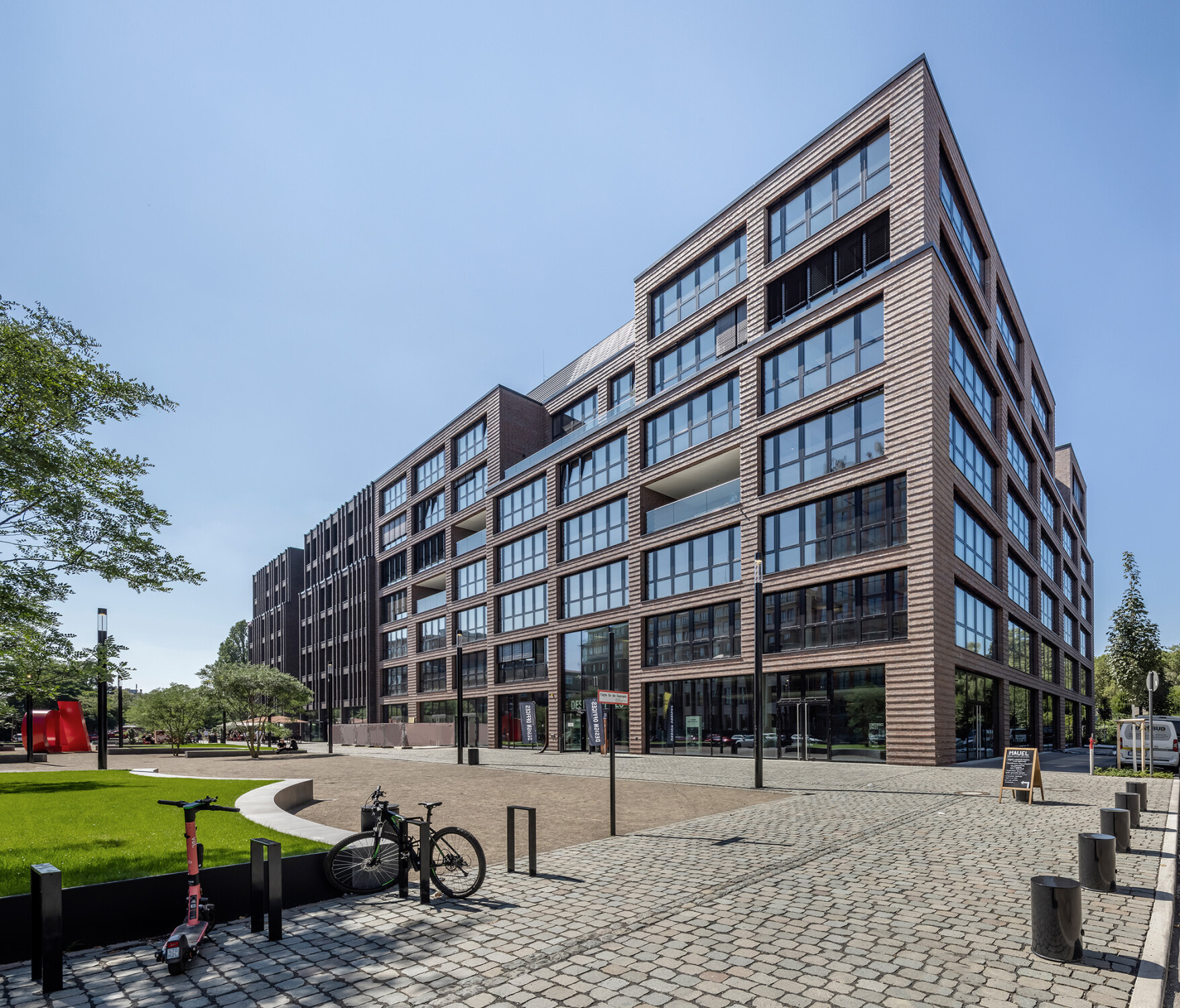 Das Planungsbüro RKW Architektur + aus Düsseldorf – aus dessen Feder auch der Masterplan stammt – plante die beiden Bürobauten von LP 2 bis LP 5 konsequent unter Einsatz von Open-BIM.