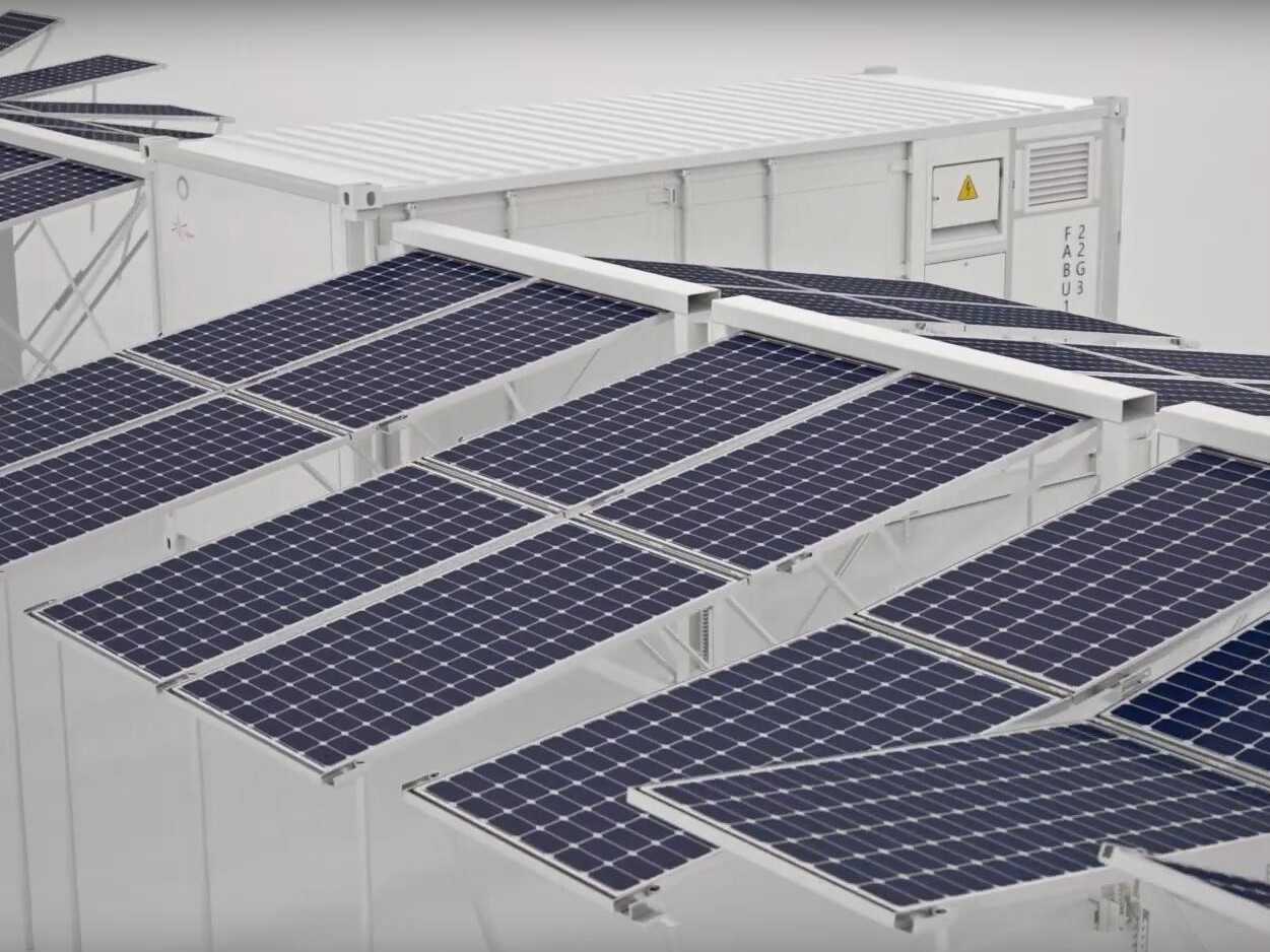 Der kompakte All-in-One-Container enthält die eingeklappten Solarmodule, den Batteriespeicher zum Puffern der Überschüsse und für den Notfall das auf Einschub-Gitterrahmen montierte 24/7 Backupaggregat, sodass es bei Wartungsarbeiten sehr gut zugänglich ist. 