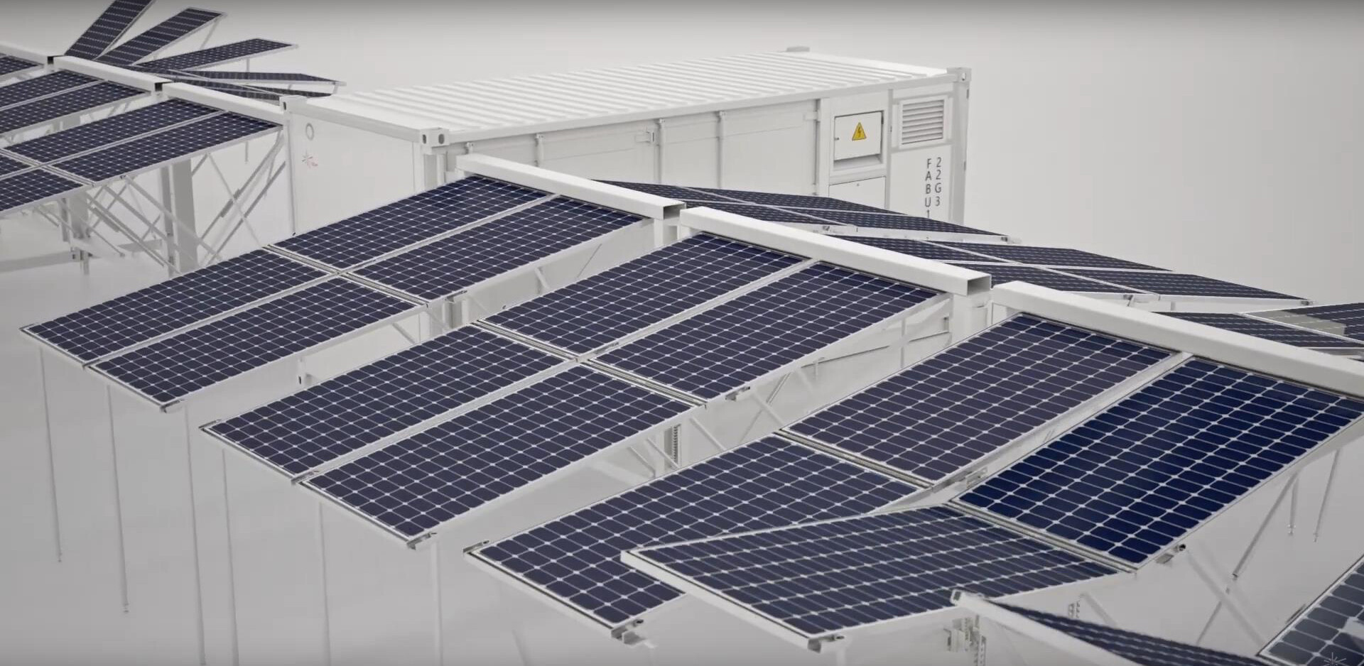 Der mobile Solarcontainer mit ausschwenkbaren Modulen kann in etwa einer Stunde installiert und in Betrieb genommen werden.