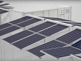 Der kompakte All-in-One-Container enthält die eingeklappten Solarmodule, den Batteriespeicher zum Puffern der Überschüsse und für den Notfall das auf Einschub-Gitterrahmen montierte 24/7 Backupaggregat, sodass es bei Wartungsarbeiten sehr gut zugänglich ist. 