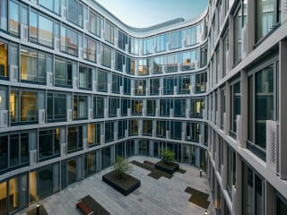 Zwischen Flughafen und Düsseldorfer Innenstadt hat pinkarchitektur eine architektonische Landmarke geplant, die von oben wie eine liegende Acht aussieht.
