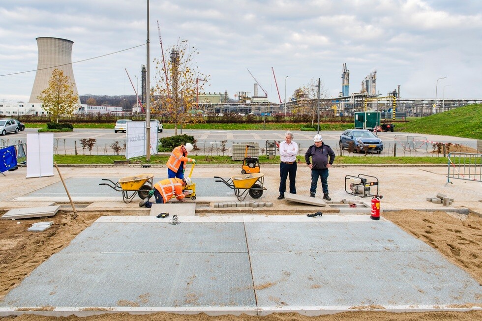 In den letzten Jahren sind vielversprechende Demonstrationsanlagen realisiert worden. Die Anlage im niederländischen Chemelot besteht aus einem Solarstraßendeck.