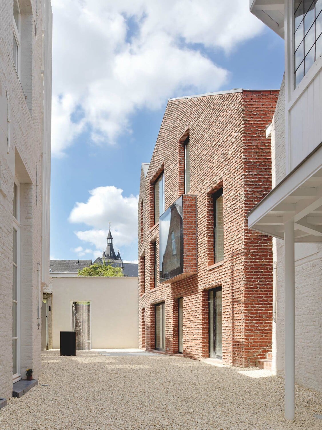 Besonders hervorstechend ist ein Neubau mit Backsteinhülle an der Tessestraat, dessen aus den Fugen hervorquellender Mörtel zum Protagonisten der Fassade wird.