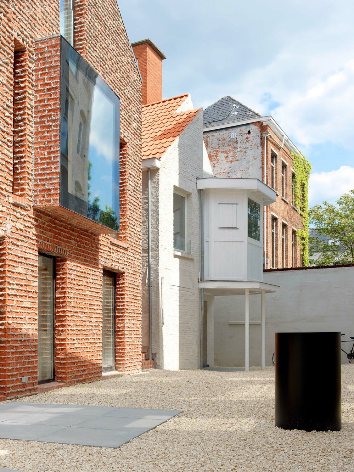 An der Süd- und Westfassade befindet sich jeweils ein großformatiger, kantiger Erker, der über die gesamte Höhe bündig mit der Fassade verglast wurde. 