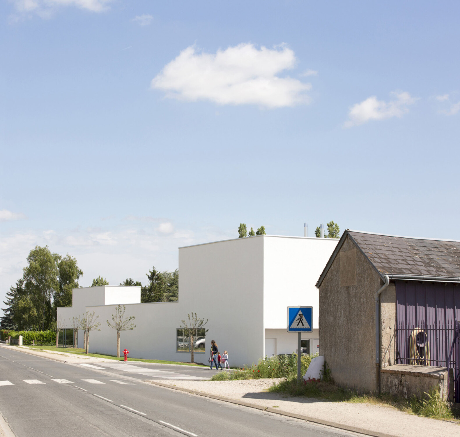 Zur Straße zeigt sich der Bau geschlossen.