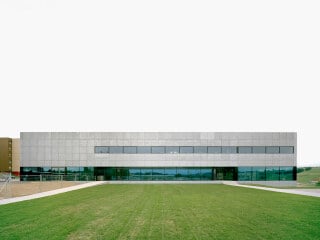 Streng geometrisch zeigt sich die Fassade des neuen Kultur- und Sportzentrums nach Plänen von GNWA – Gonzalo Neri & Weck Architekten aus Zürich.
