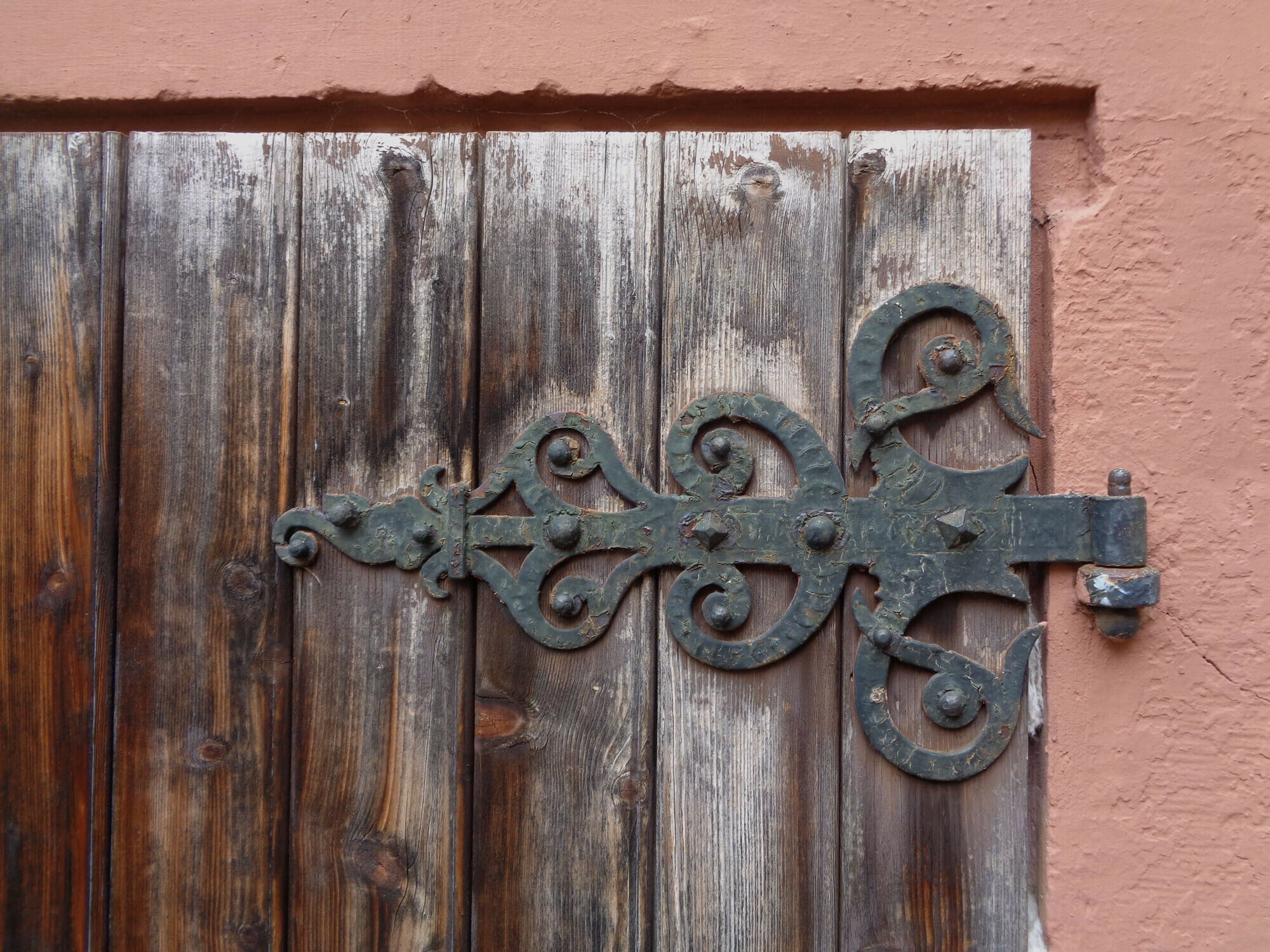 Ein Zierbeschlag mit floralen Ranken