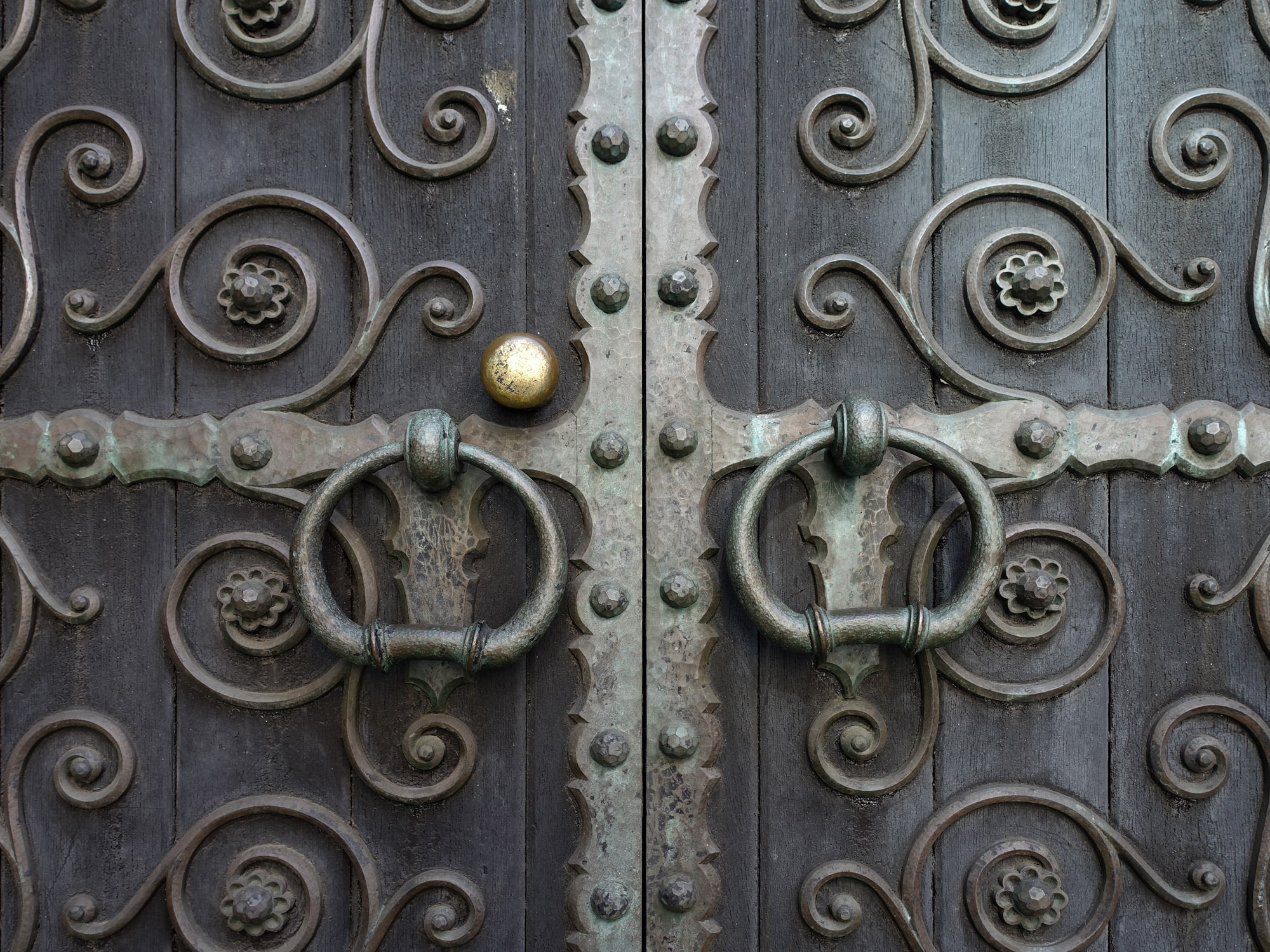Detail einer doppelflügeligen Tür mit schmiedeeisernem Rankwerk und zwei Türklopfern, New York East Village