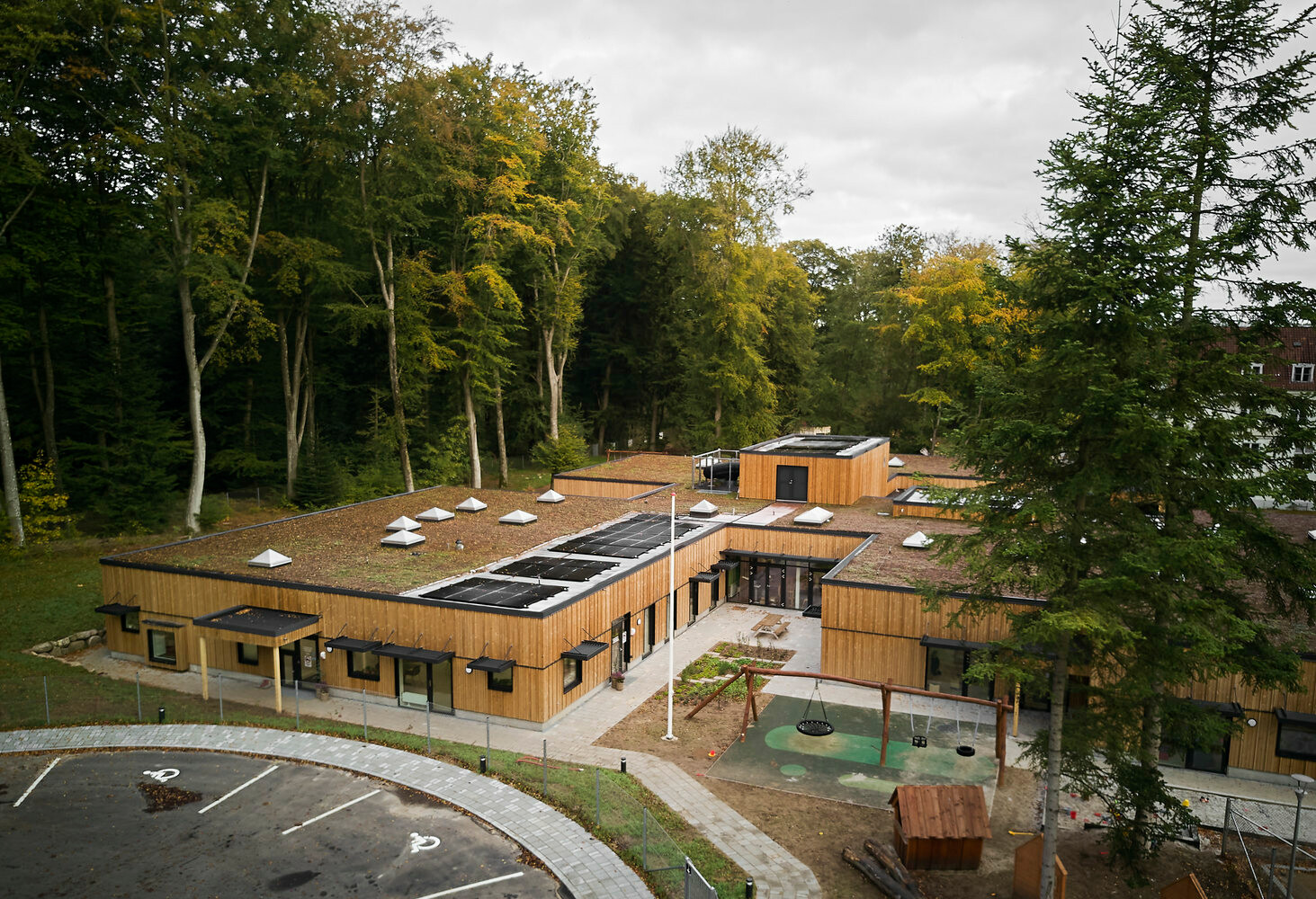 Den oberen Abschluss des Gebäudes bilden Sedumdächer und integrierte Solarpaneele. Zahlreiche Oberlichter sorgen für eine natürliche Belichtung der Räume.
