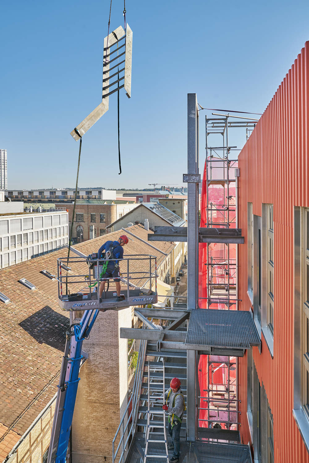 Ansonsten wurde überwiegend gebrauchtes Baumaterial verwendet, wie die Fassade und die Stahltreppe.