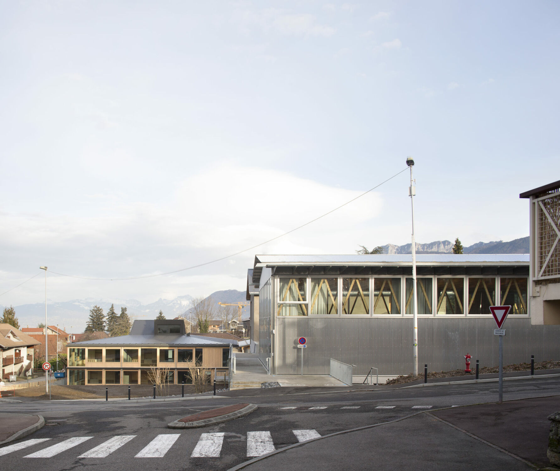 Gemeinde und Schulbauten in Neuvecelle Holz Bauen im Bestand