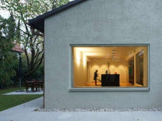 Aus den späten 1960er-Jahren stammt das Wohnhaus in Pullach, das eine umfassende Sanierung nach Plänen von Andreas Ferstel Architekten erfahren hat. 