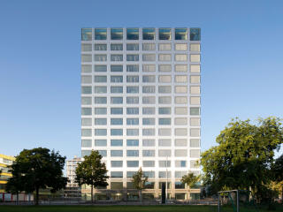 Das erste realisierte Bauwerk auf dem neuen Campus der Universität Basel ist das Biozentrum – ein 73 Meter hoher Forschungsturm, der vom Büro Ilg Santer Architekten entworfen wurde.
