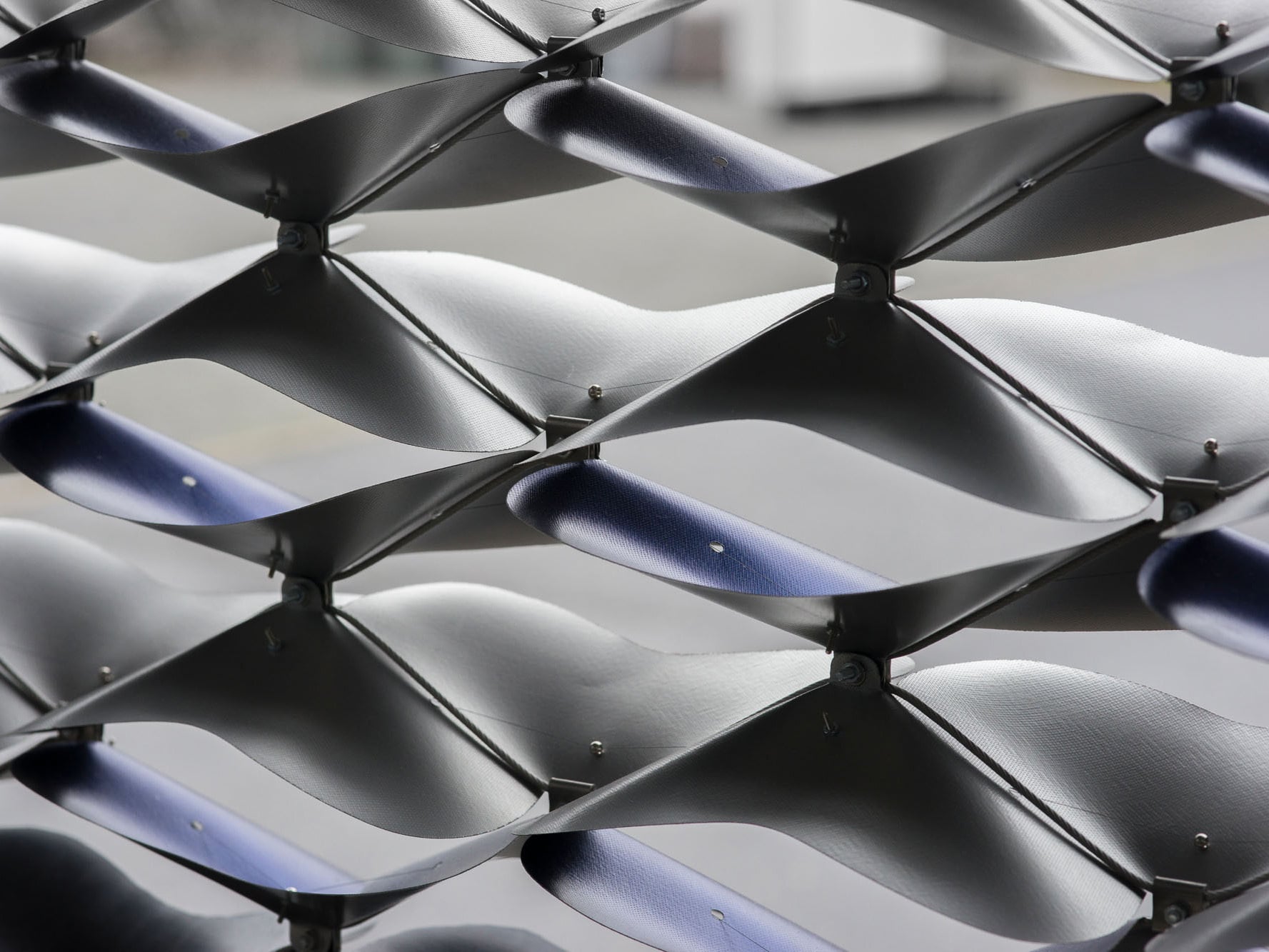 Der an der Kunsthochschule Weißensee entwickelte Prototyp Adaptex passt seinen Öffnungsgrad automatisch der Sonneneinstrahlung und Umgebungstemperatur an.