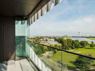 In Düsseldorf-Heerdt erhebt sich am linksrheinischen Ufer das neue Ärzte- und Wohnhochhaus RKM740, das nach Plänen von J. Mayer H. und Partner Architekten errichtet worden ist.