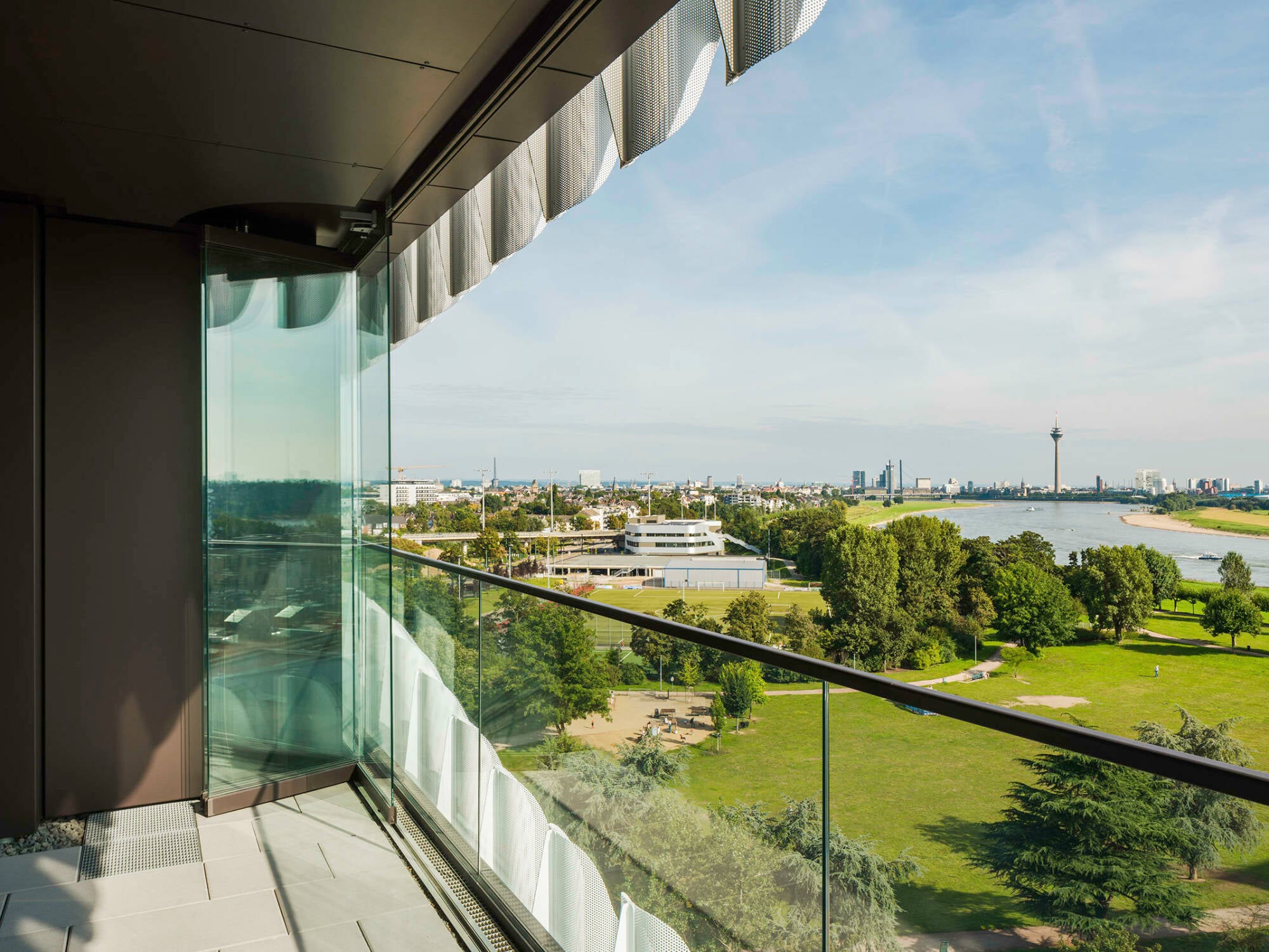 In Düsseldorf-Heerdt erhebt sich am linksrheinischen Ufer das neue Ärzte- und Wohnhochhaus RKM740, das nach Plänen von J. Mayer H. und Partner Architekten errichtet worden ist.