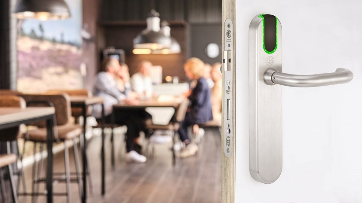 Alle Komponenten wie die Elektronikeinheit und die Batterien befinden sich auf der Außenseite der Halbgarnitur, wodurch der vorhandene Gegenbeschlag auf der Türinnenseite weiterverwendet werden kann.