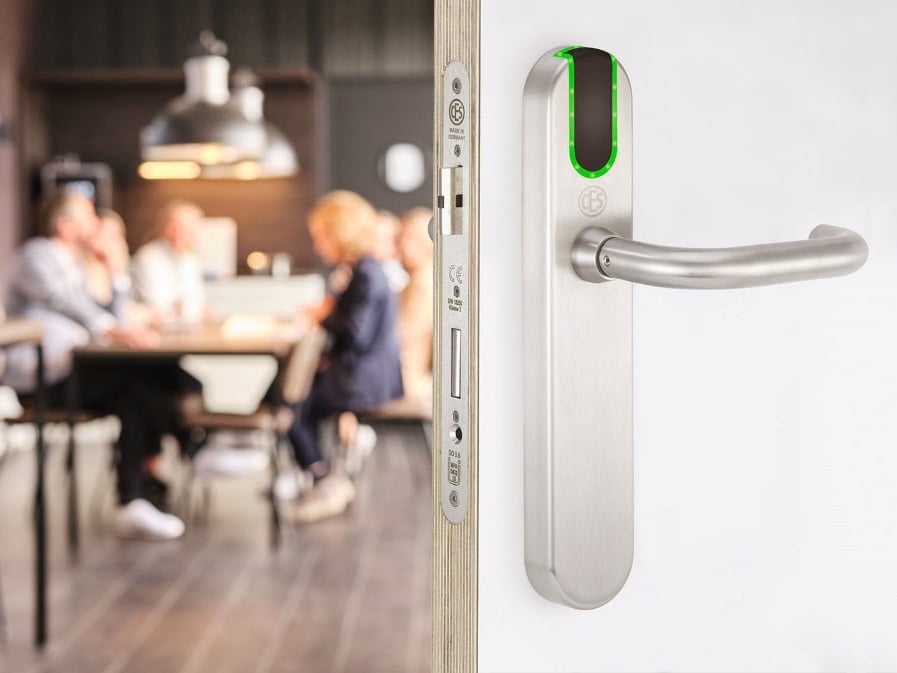 Kontaktloser Zutritt statt Schlüssel: Zum Nachrüsten von Innentüren, die bisher rein mechanisch verriegelt wurden, eignen sich die elektronischen Beschläge ILS-I. 