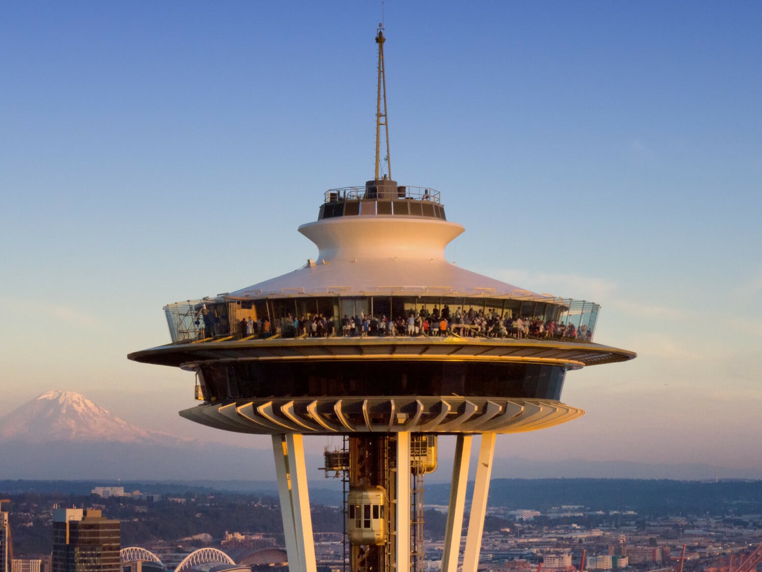 Die Space Needle in Seattle wurde im Rahmen der Weltausstellung im Jahr 1962 eröffnet und bietet auf 150 Metern höhe eine Aussichtplatform samt 360° drehbarer Restaurantfläche. 