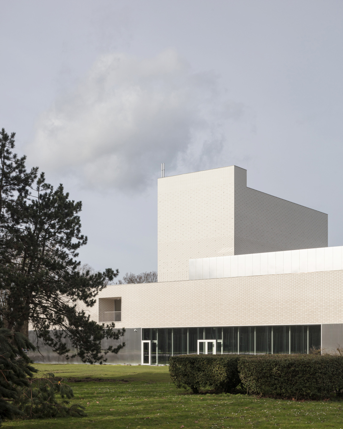 Die gemusterte Fassade aus glasierten Ziegelsteinen reflektiert das Licht vielfältig (Ansicht Ost).