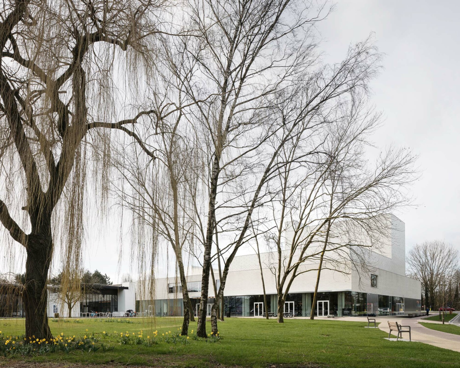 Das Theater wendet sich einem öffentlichen Park zu.