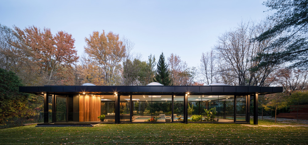 Der Pavillon wartet mit einem Schwimmbecken im Innenraum auf, sodass auch in den langen Wintermonaten die Möglichkeit des Badens und der Erholung besteht. 