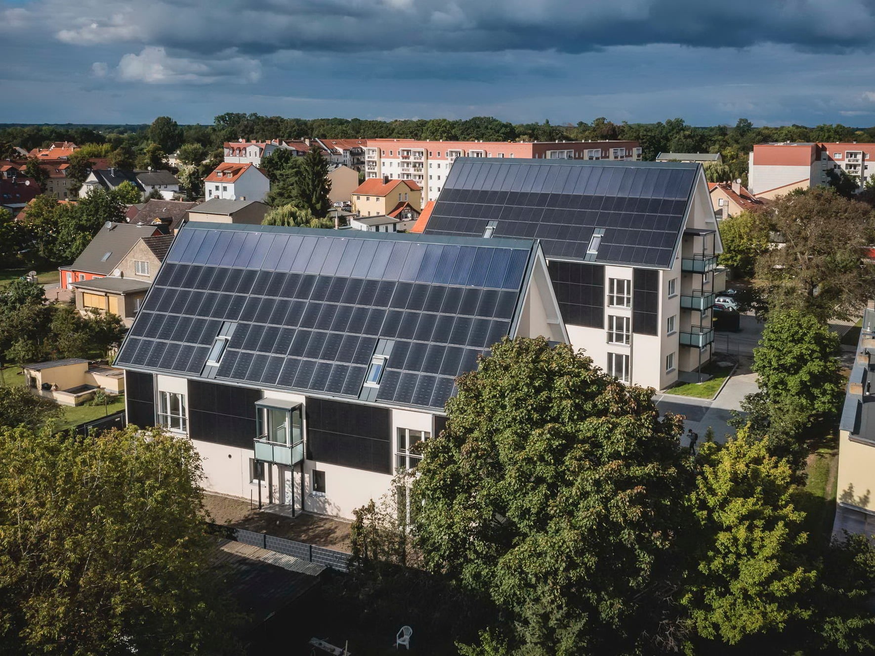  Das Kennzeichen eines energieautarken Mehrfamilienhauses von Helma sind die großzügigen Photovoltaikflächen auf Dächern und an Hauswänden. Mindestens 50 Prozent des Energiebedarfs werden auf diese Weise gedeckt.