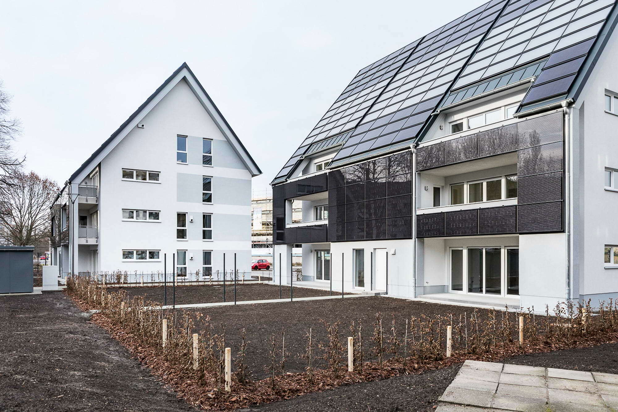 In Cottbus übergab Helma 2018 zwei energieautarke Mehrfamilienhäuser an die Bauherrschaft eG Wohnen 1902. Die solare Eigenproduktion der Gebäude erreicht bis zu 70 Prozent, überschüssige Energie wird gespeichert. Die Mieter profitieren von einer festen Pauschalmiete und einer Energie-Flatrate.