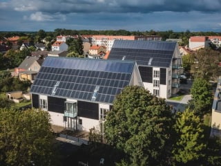  Das Kennzeichen eines energieautarken Mehrfamilienhauses von Helma sind die großzügigen Photovoltaikflächen auf Dächern und an Hauswänden. Mindestens 50 Prozent des Energiebedarfs werden auf diese Weise gedeckt.