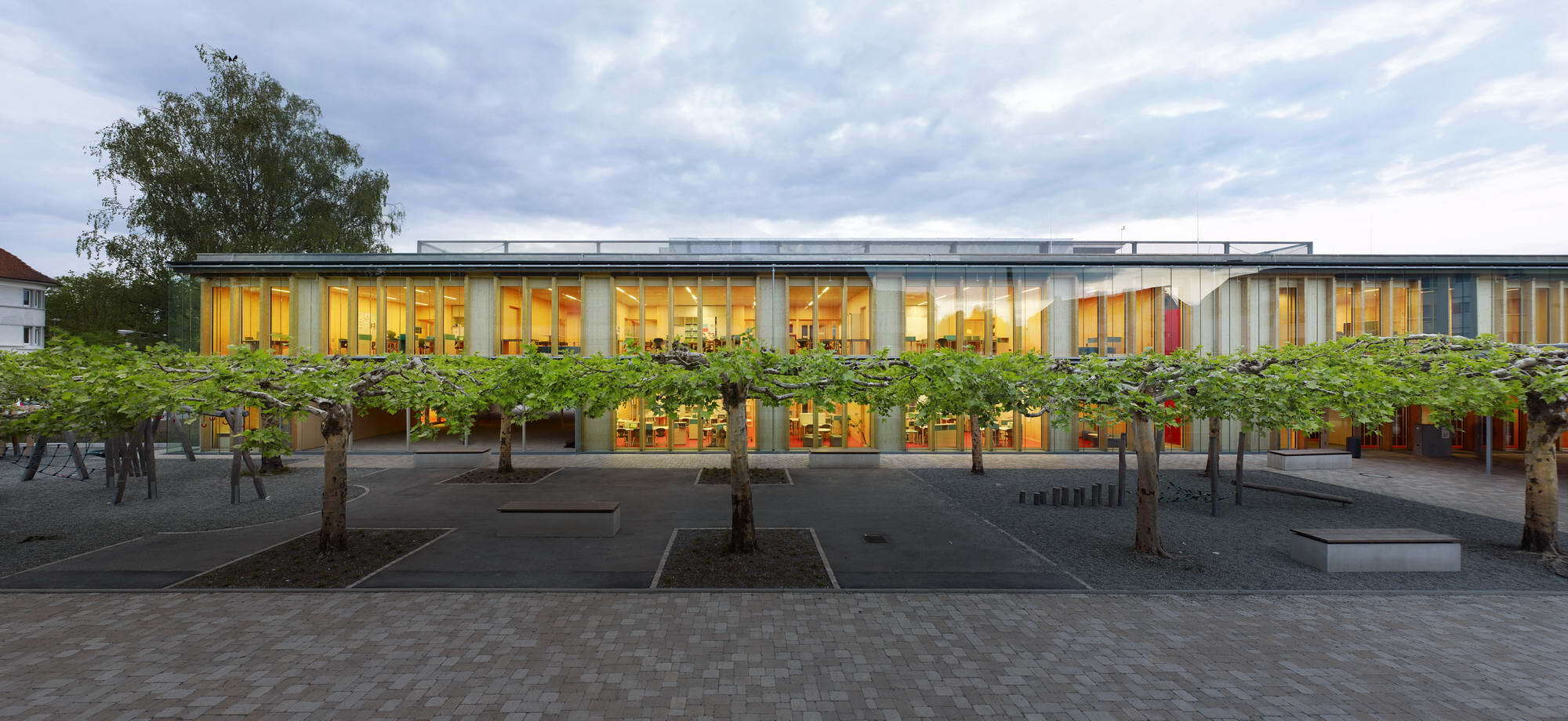 Der Neubau ist als Holzskelettbau mit Glashülle konstruiert.
