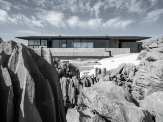 Das Wohnhaus On the Rocks fügt sich harmonisch in die ungewöhnliche Felslandschaft nahe des libanesischen Skiorts Faqra auf 1.700 Metern über dem Meeresspiegel ein. 