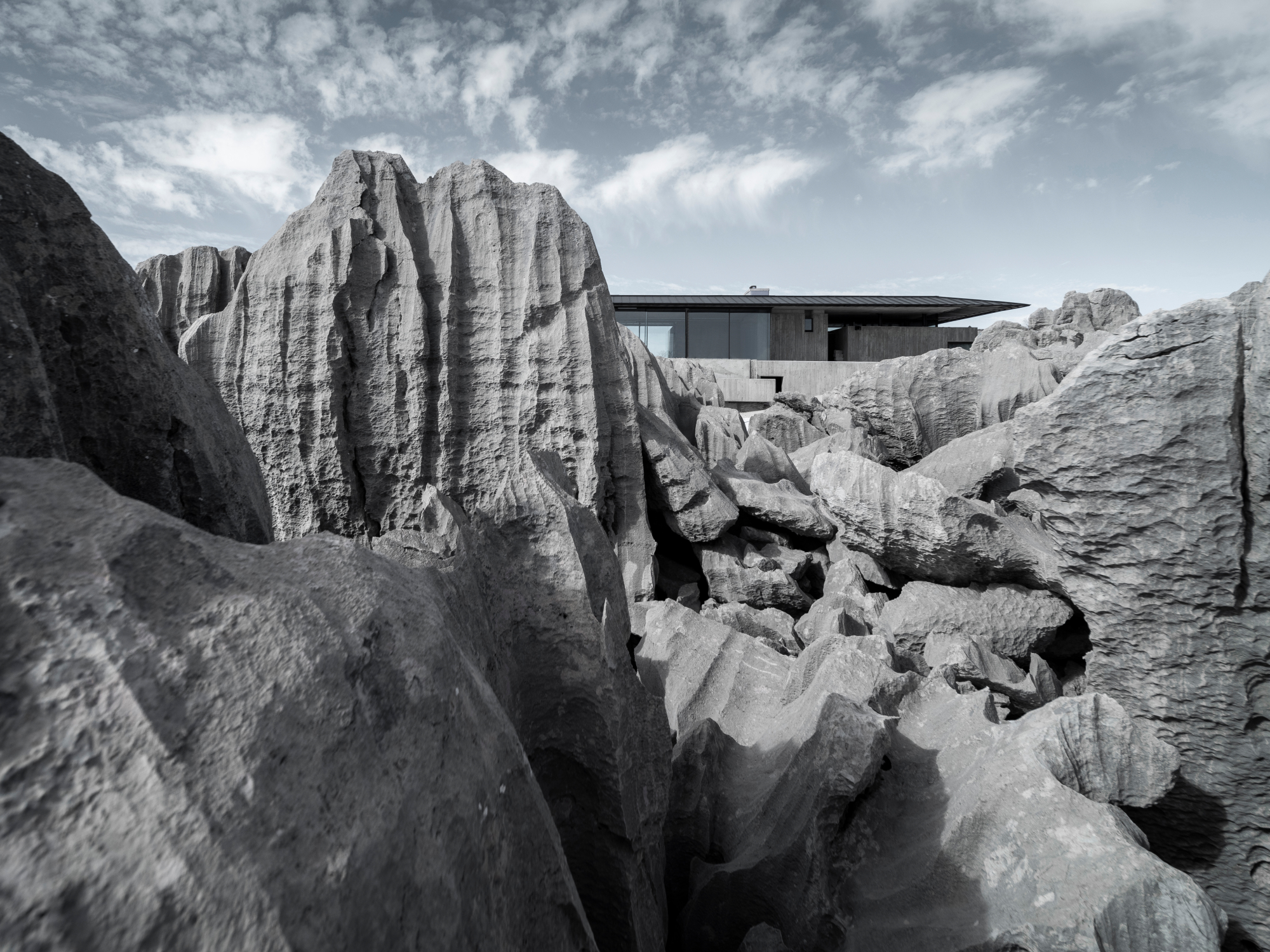 Entworfen wurde der Bau von Karim Nader Studio aus Beirut und besteht im Wesentlichen aus Glas und Beton. 