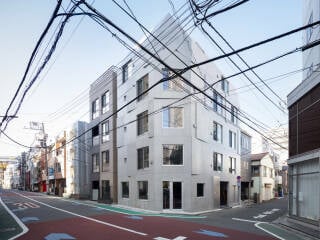 Das Escenario Shirokane, ein Geschosswohnungsbau mit einem Restaurant auf Straßenniveau und Büroräumen unter dem Dach, liegt am Rand einer der nobelsten Wohngegenden Tokios.