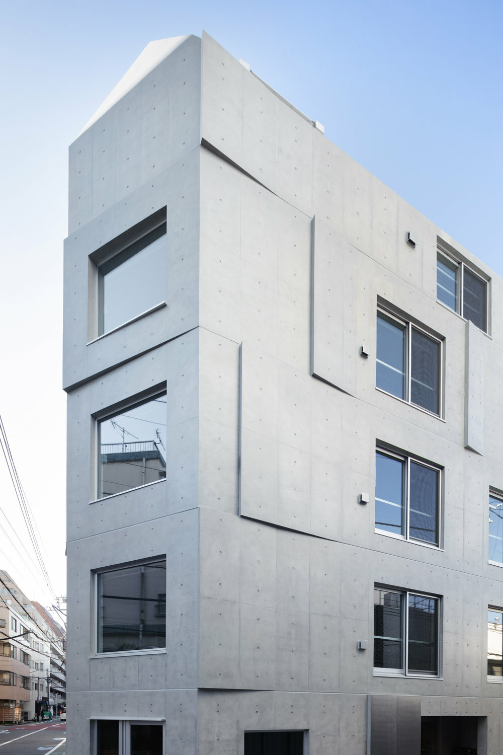 Leichte Auskragungen beziehungsweise Versprünge in der Oberfläche schaffen eine lebendige Fassade.