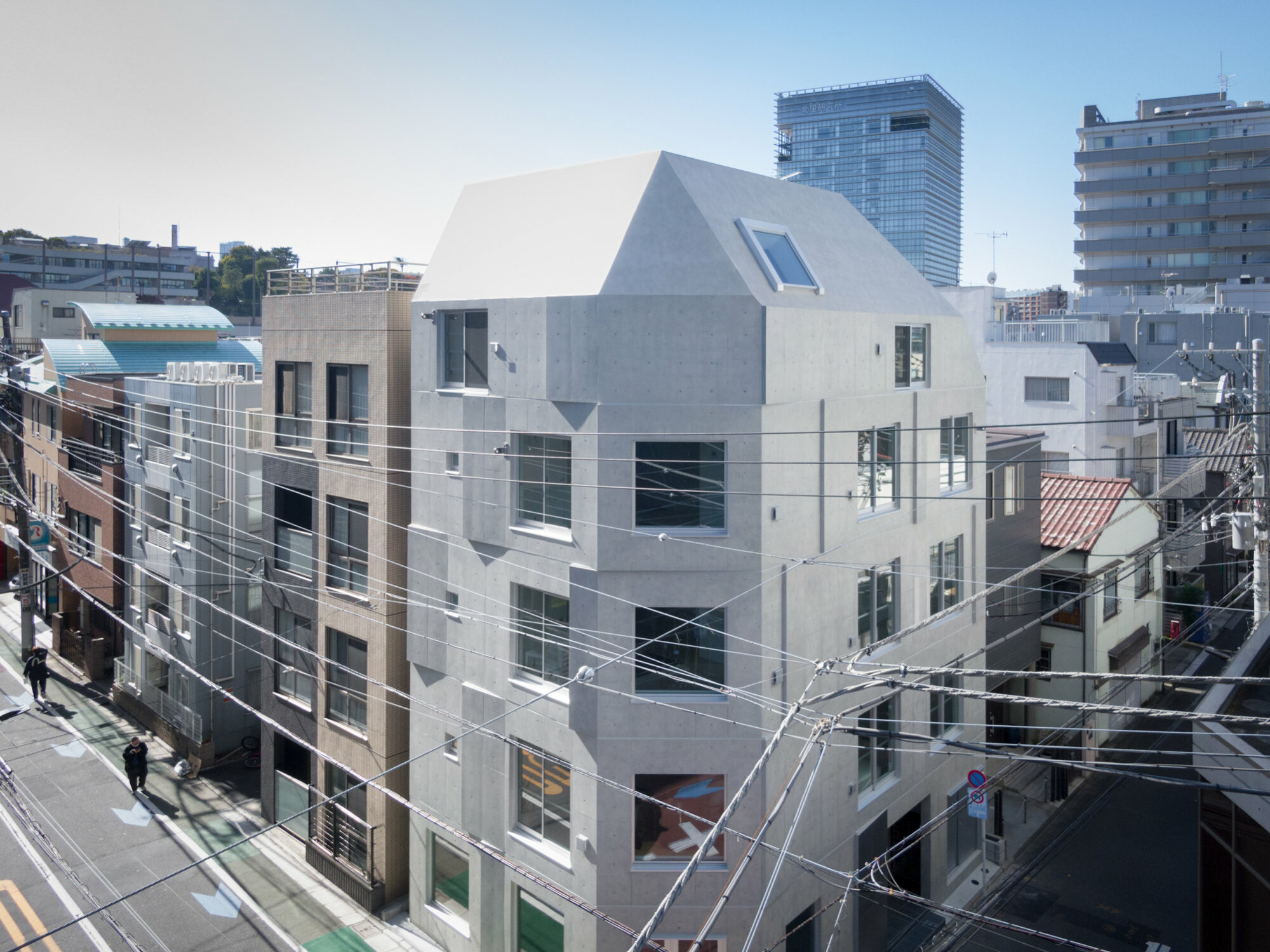 Das Gebäude wurde vom Büro Sasaki Architecture in Zusammenarbeit mit Rieko Okumura vom Büro Ytro Design Institute geplant.